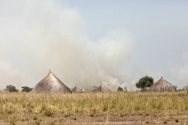 Afrikanisches Dorf und Grasfeuer — Stockfoto