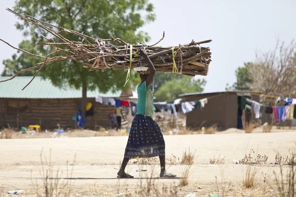 アフリカ女性運ぶ負荷 — ストック写真