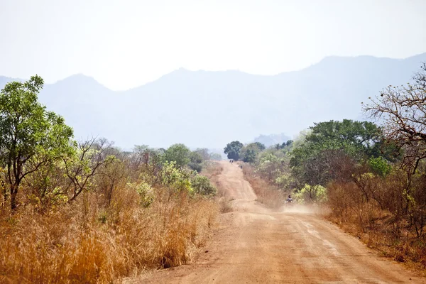 Estrada de terra interminável na África — Fotografia de Stock