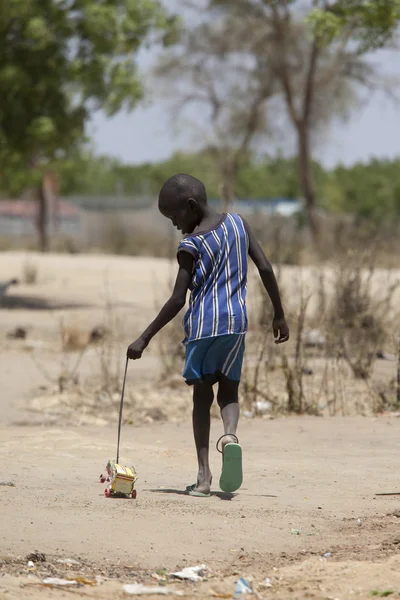 Sudanês menino com brinquedo caseiro — Fotografia de Stock