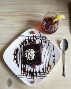 Krem şantili çikolatalı pasta.