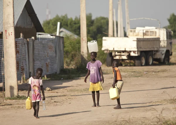 Kinder, die Wasser tragen, Südsudan — Stockfoto