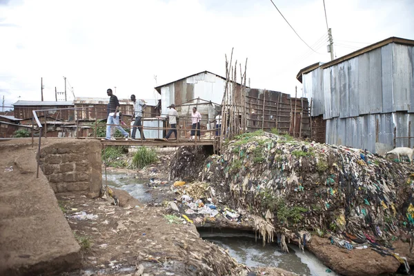 Rio de esgoto, Kibera Quênia — Fotografia de Stock