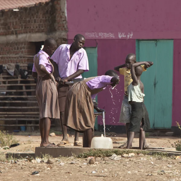Kinder am Brunnen im Südsudan — Stockfoto