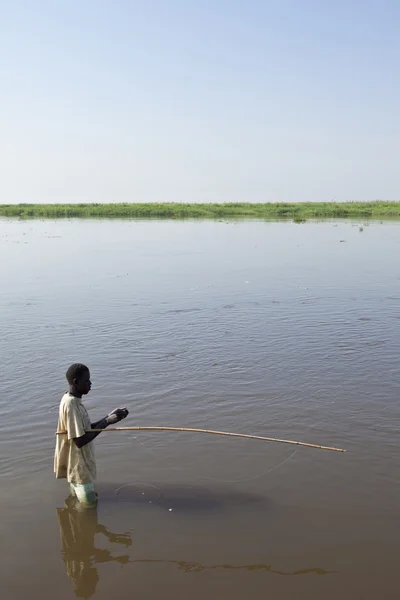 Hombre pescando en el río Nilo — Foto de Stock