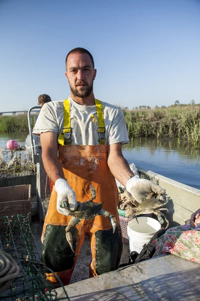 Pescador con cangrejos — Foto de Stock