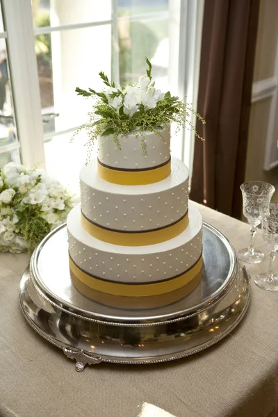 Yellow and white three tiered cake — Stock Photo, Image
