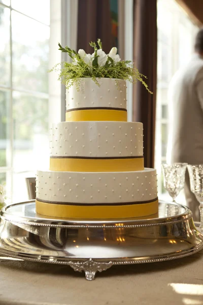 Wedding cake with yellow — Stock Photo, Image