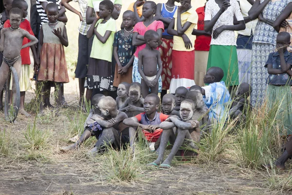 Dinka děti na kmenovém shromáždění — Stock fotografie