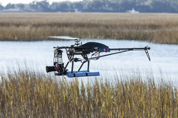 水の上を飛んで無人ヘリコプター — ストック写真