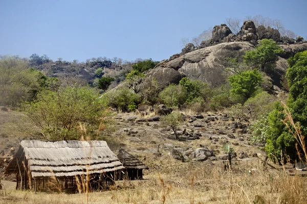小屋在山的南苏丹 — 图库照片