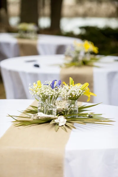 Bloemen in mason potten op tabellen — Stockfoto