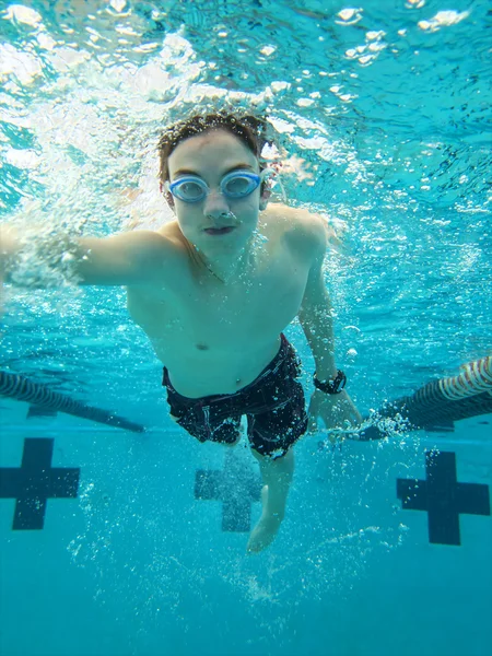 Adolescente natação estilo livre — Fotografia de Stock
