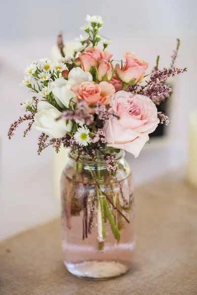 Tarro de albañil de rosas — Foto de Stock