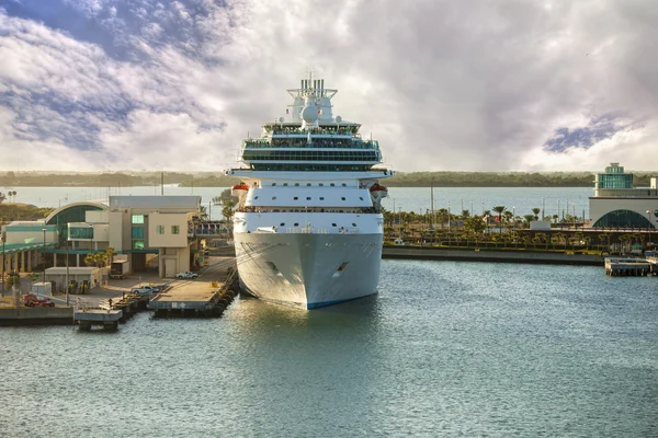 Cruiseschip in haven — Stockfoto