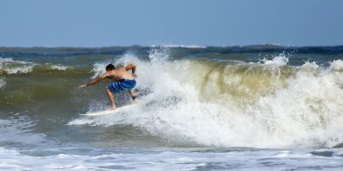 adam tutum ile sörf