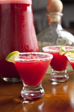 Kırmızı margarita, stüdyo vurdu