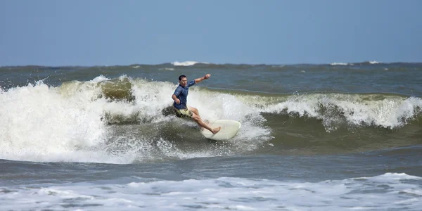 Homem surfando no atlântico — Fotografia de Stock