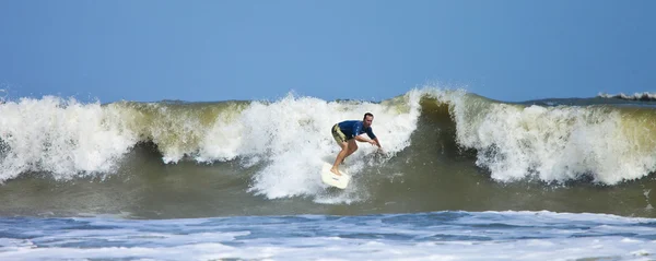 Hombre surfeando el atlántico — Foto de Stock