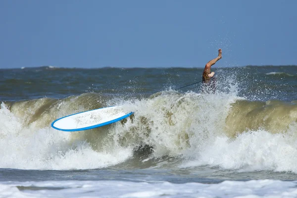 Homem limpando na prancha de surf — Fotografia de Stock