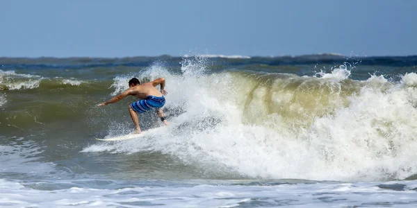 Hombre surfeando con actitud — Foto de Stock