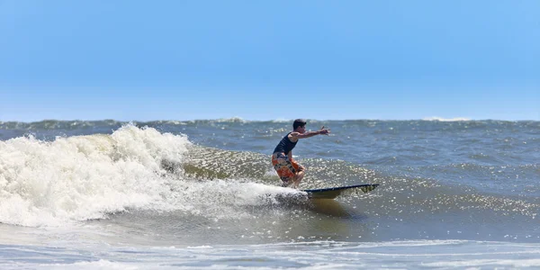 Hombre surfeando en el Atlántico — Foto de Stock