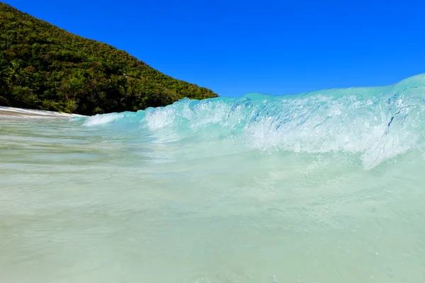 Rottura delle onde in paradiso — Foto Stock