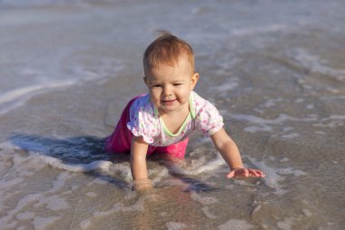 suda oynayan kız bebek