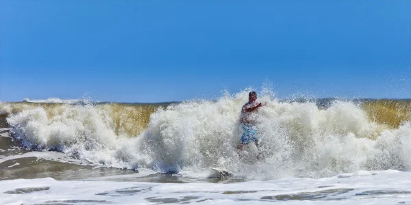 Dalga tarafından vurmak sörfçü — Stok fotoğraf