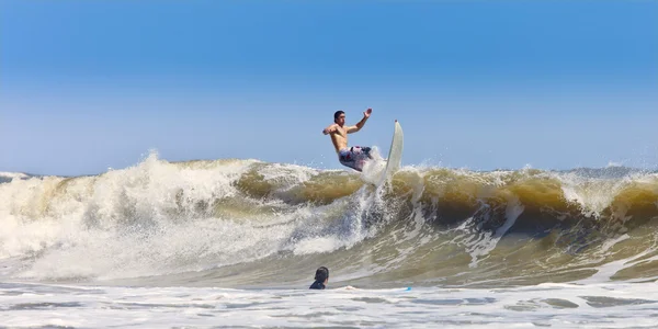 Surfista recebendo ar — Fotografia de Stock