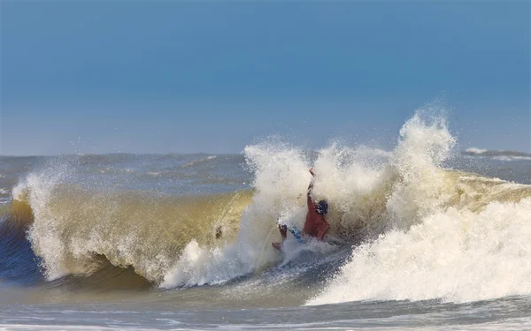 Uomo spazzare via surf — Foto Stock