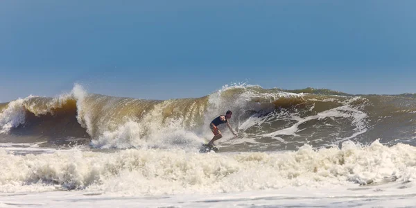 Surfista em ondas enormes — Fotografia de Stock