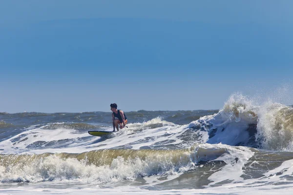 Surfista na costa atlântica — Fotografia de Stock