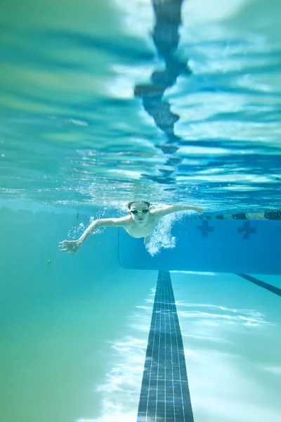 Kleiner Junge schwimmt unter Wasser — Stockfoto