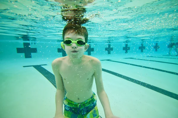 Ragazzo nuotare sott'acqua — Foto Stock