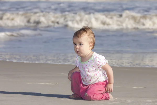 Little girl at beach — Stock Photo, Image