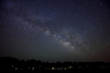 Samanyolu ağaçlar üzerinde
