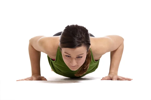 Vrouw doet push ups — Stockfoto