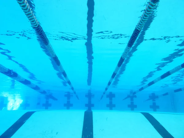 Couloirs de piscine vus sous l'eau — Photo