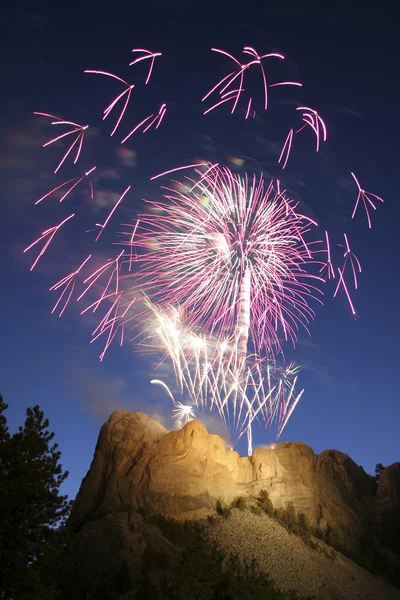 Fireworks over mt rushmore — Stock Photo, Image