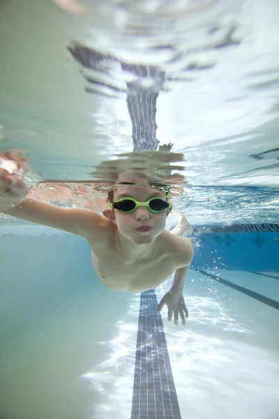 Мальчик плавает кругами — стоковое фото