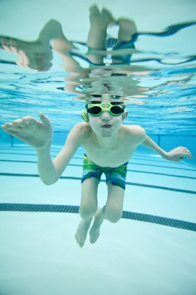 Malý chlapec, plavání — Stock fotografie