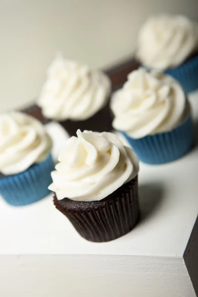 Cupcakes på en vit bakgrund — Stockfoto
