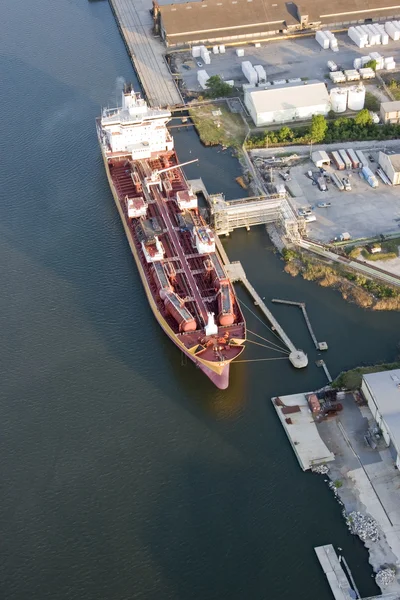 Ropný tanker loď v přístavu — Stock fotografie
