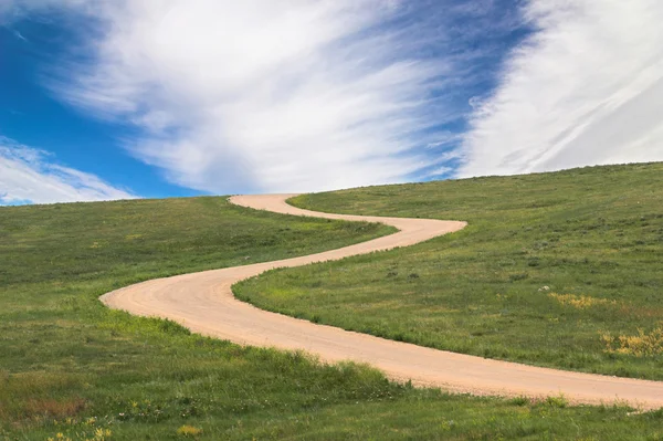 Twisty road leading to horizon — Stock Photo, Image