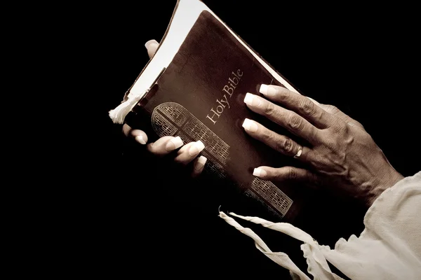 Ältere Hände halten Bibel — Stockfoto