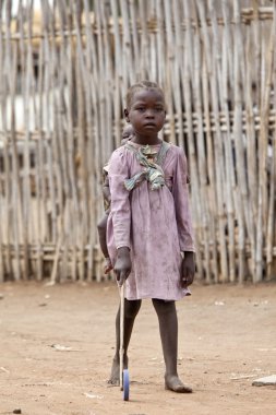 Küçük kız kardeş Afrika taşıyan