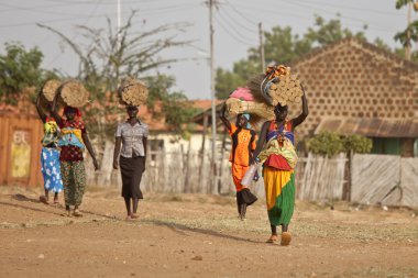 Güney Sudan yükleri taşıyan kadınlar