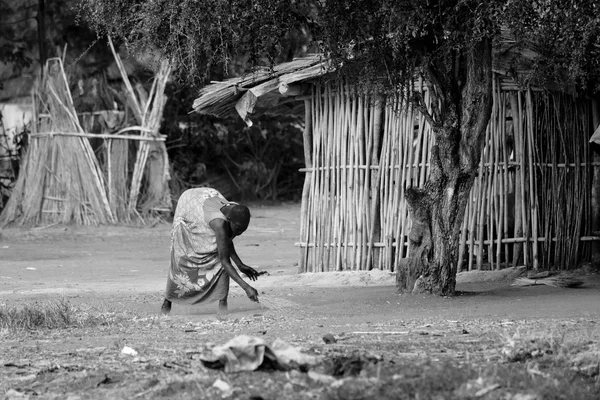 Unidentified woman cleans the area — Stock Photo, Image