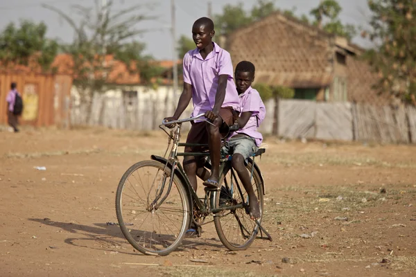 Studenten met fiets in Afrika — Stockfoto